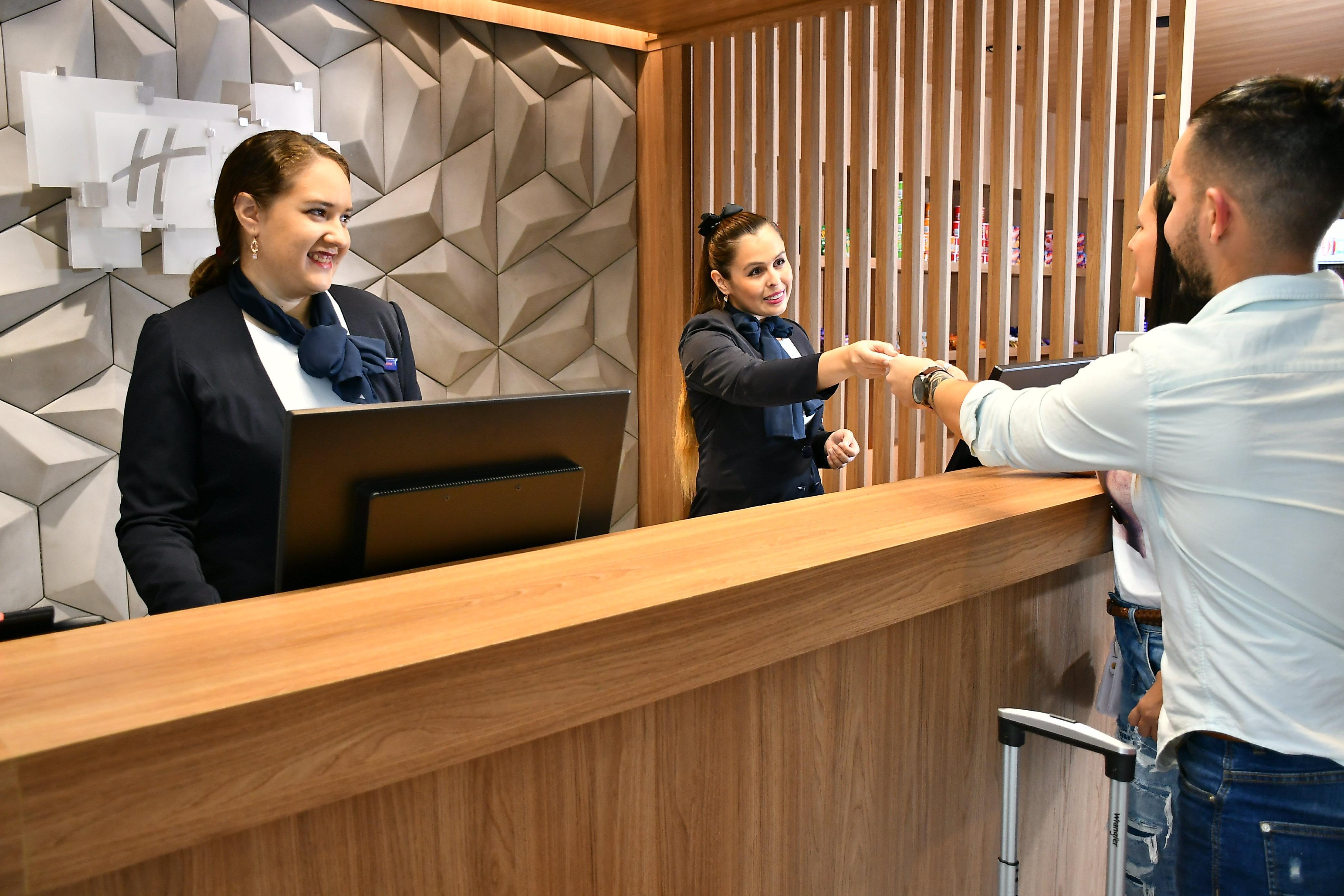 Holiday Inn Express Asuncion Aviadores By Ihg Exteriör bild